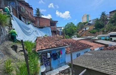 Proteção de encostas com lonas chega a 27 bairros de Maceió