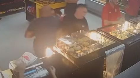 SP: policial agride homem por achar que ele furou a fila em padaria