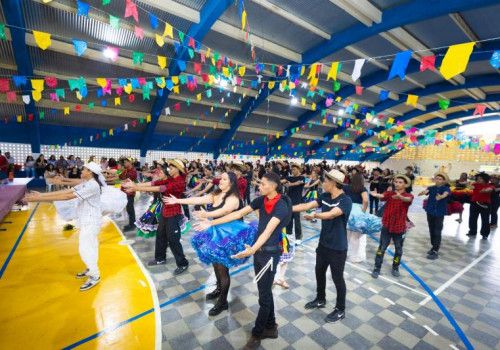 Quadrilhas, forró e muita tradição movimentam festas juninas das escolas estaduais