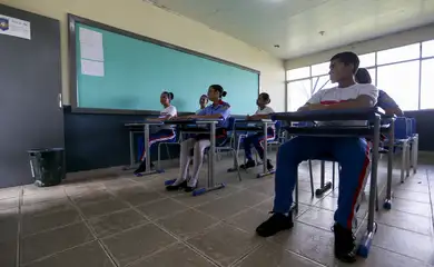 Teto de gastos e novo arcabouço atrapalham metas do PNE, diz relatório