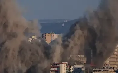 Israel bombardeia o Líbano e pressiona o Hezbollah