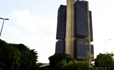 BC leiloará US$ 4 bi de reservas internacionais para segurar dólar