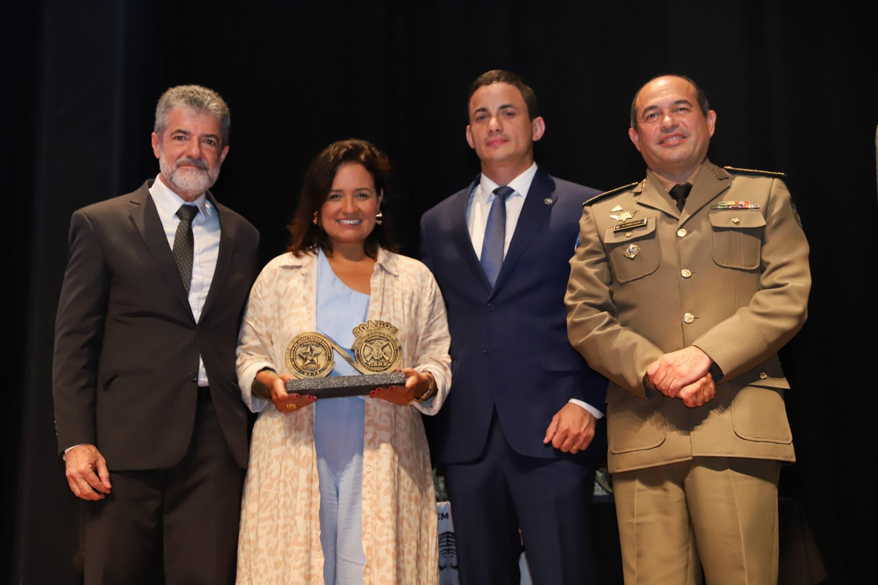 Secretária da Fazenda é homenageada nos 30 anos do grupo Tigre