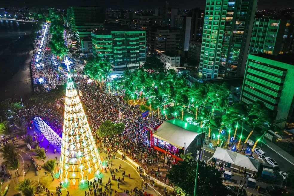 Luzes do Natal de Todos Nós encantam multidão na Orla de Maceió
