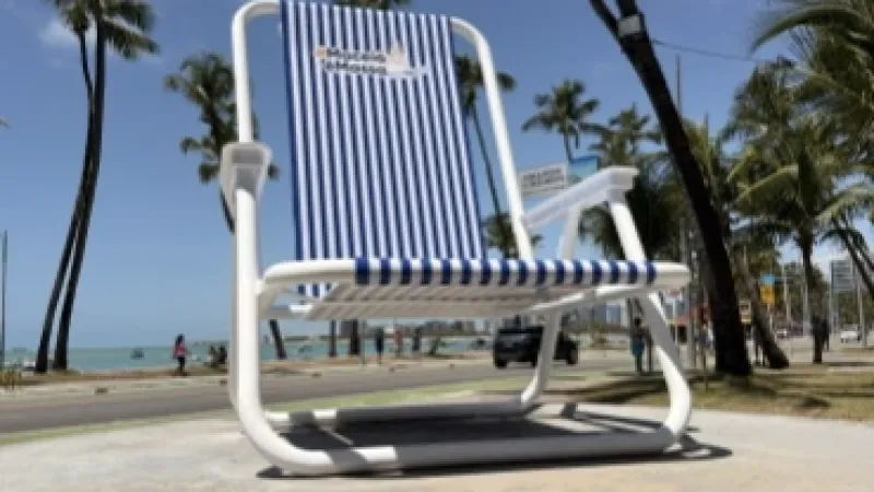 Cadeira Gigante ganha vida nova com estrutura repaginada na orla de Ponta Verde