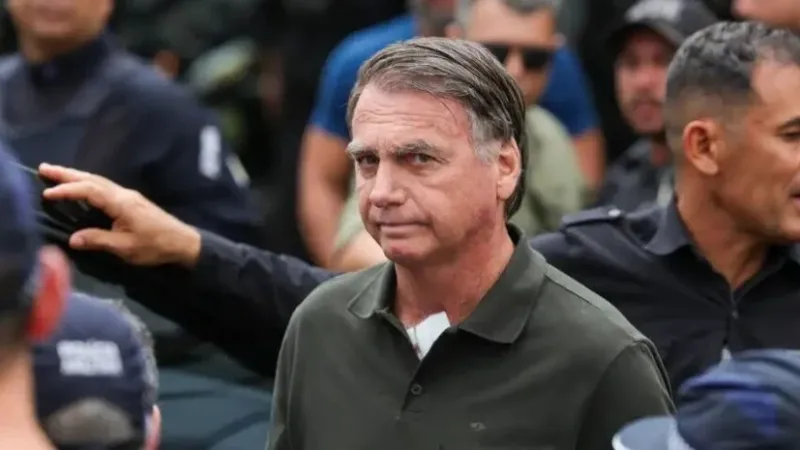 Moraes determina prisão domiciliar temporária a Bolsonaro