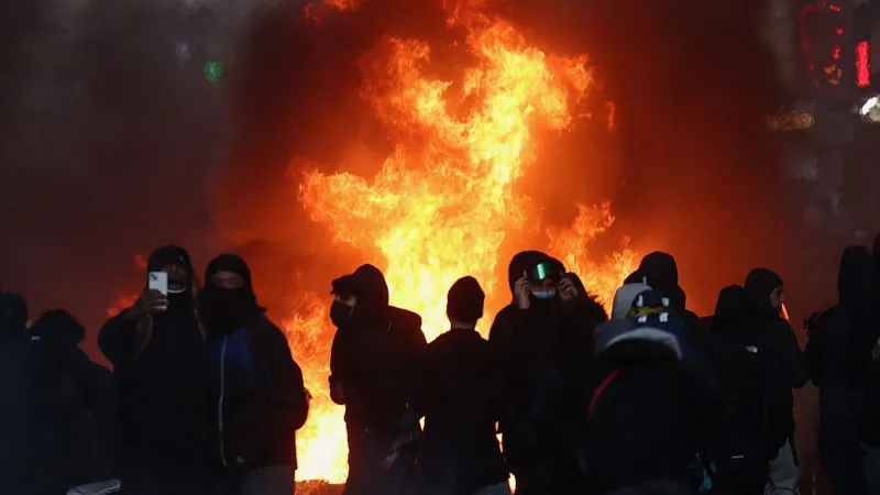 Tensões voltam a crescer; França contabiliza custos de protestos