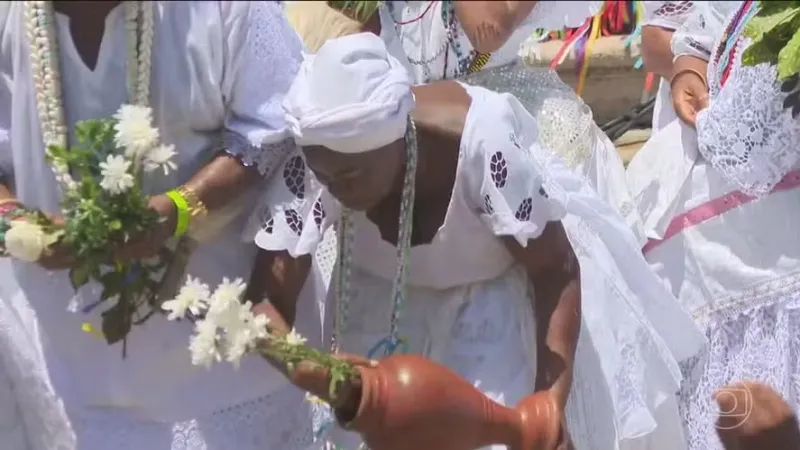 Lavagem do Bonfim leva fiéis à tradicional caminhada nas ruas de Salvador