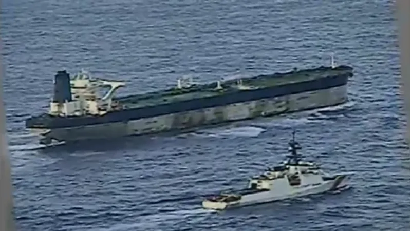 Vídeo mostra petroleiro com bandeira russa sendo interceptado pelos EUA