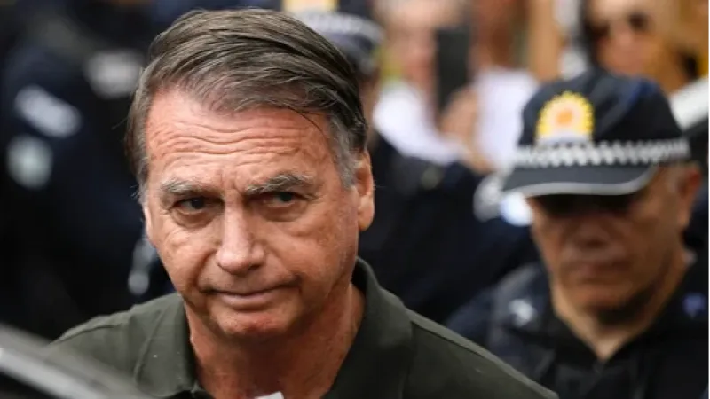 Bolsonaro precisa de cuidados médicos, mas pode ficar na Papudinha, diz perícia da PF
