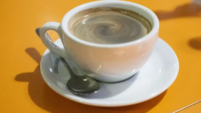 Tomar café sem açúcar previne declínio cognitivo e aumenta longevidade, apontam estudos