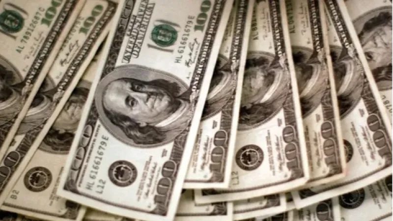 Por que o dólar está caindo? Veja o que dizem os economistas e o que esperar para 2026