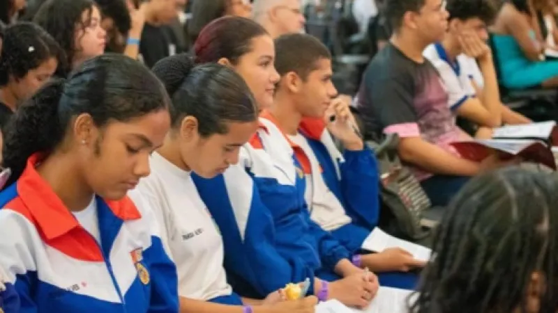 Educação inicia entrega de kits do programa Foca o Enem