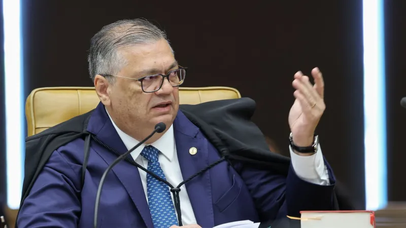 Dino e Zanin votam para julgar Moraes e Mendonça na mesma sessão