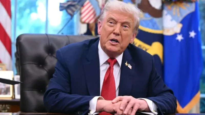 Trump diz que vai aumentar tarifas para o Canadá em 10% após crise com anúncio publicitário