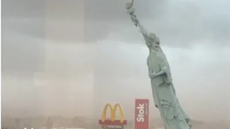 Vendaval derruba estátua da Havan em Guaíba (RS)