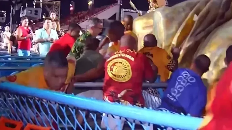 RJ: Carro alegórico da União de Maricá pega fogo e deixa quatro feridos