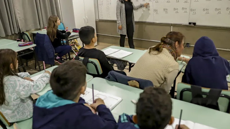 Senado aprova MP que estabelece piso de R$ 5.130 para professores