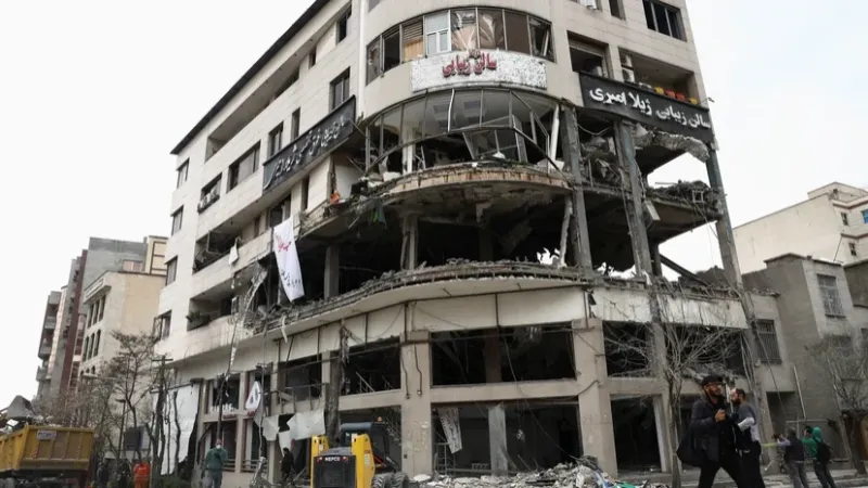 Irã é alvo de novos bombardeios e acusa EUA de planejar ofensiva terrestre