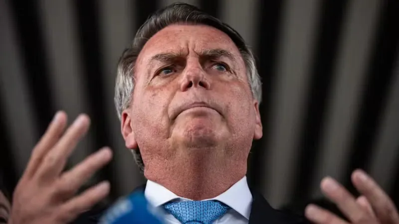 Moraes dá 24 horas para defesa explicar possível uso de celular por Bolsonaro