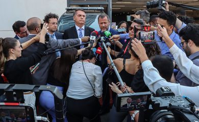 Bolsonaro vai à PF, mas não presta depoimento