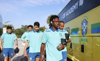 Seleção brasileira treina e embarca para o Texas, onde joga no sábado