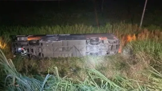 Acidente com ônibus na rodovia Dutra deixa ao menos um morto e 26 feridos