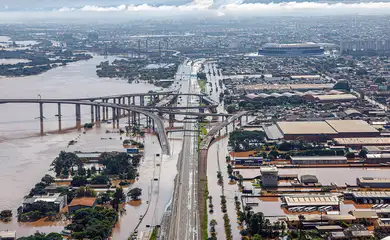 Lula anuncia Pix de R$ 5,1 mil a famílias afetadas pelas enchentes; veja outras medidas