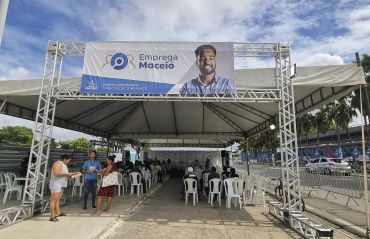 Mesmo com chuvas, 11° Emprega Maceió segue firme no Benedito Bentes
