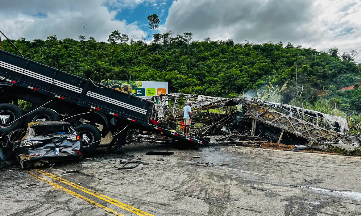Mortes confirmadas no acidente em rodovia de Minas chegam a 39