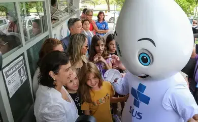 Momento histórico, diz ministra sobre início da vacinação de crianças