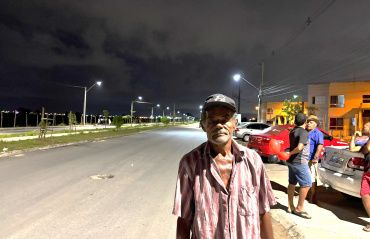 Moradores de residenciais no Benedito Bentes comemoram chegada de nova iluminação