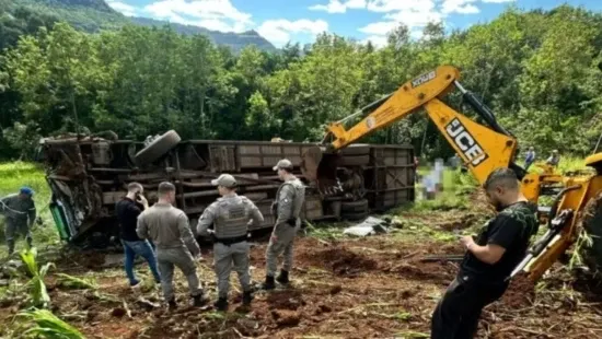 RS: ônibus com universitários tomba em ribanceira e deixa mortos e feridos