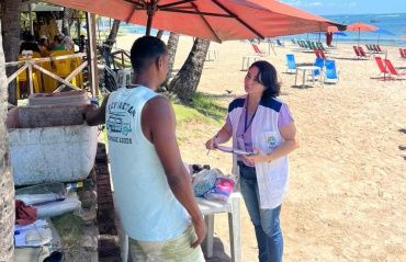 Saúde do Trabalhador orienta ambulantes da orla marítima sobre autocuidado