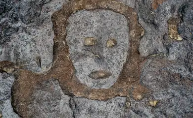 Gravuras de sítio arqueológico são vistas durante seca em Manaus