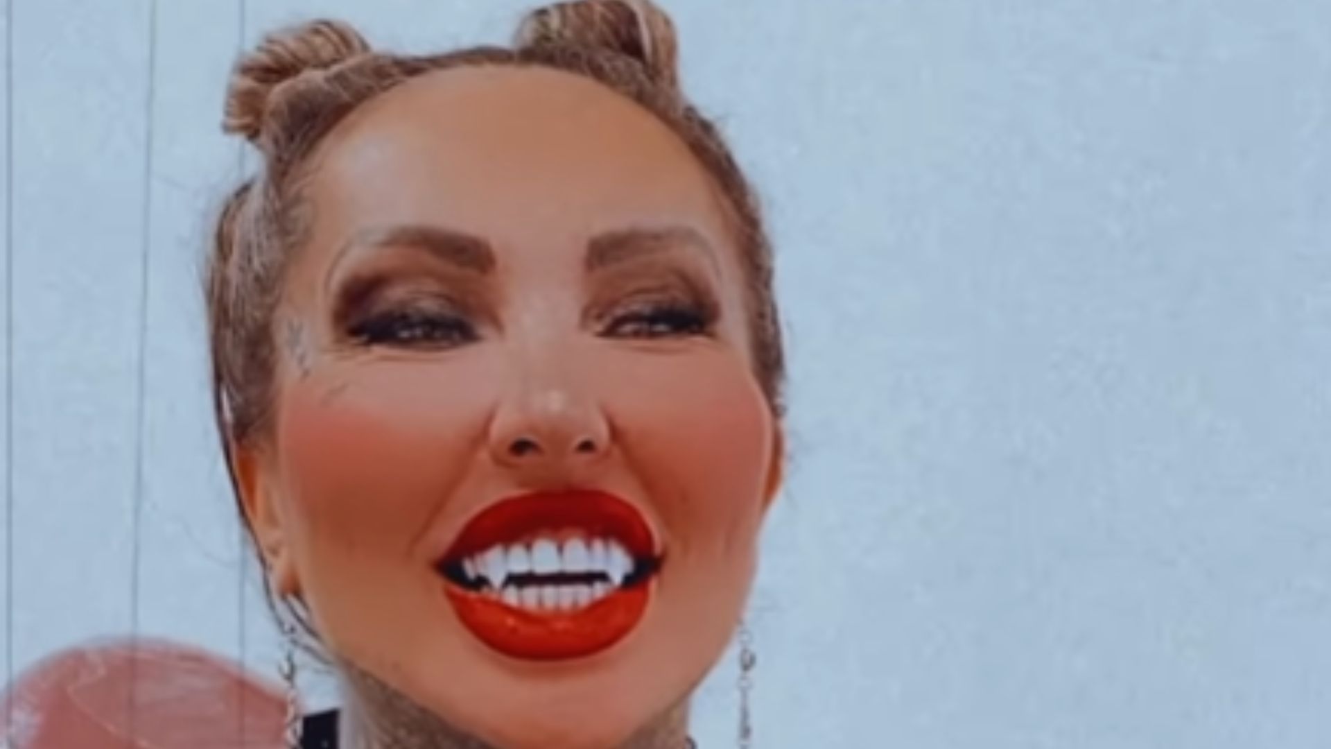 Sabrina Boing Boing troca dentes por ‘presas’