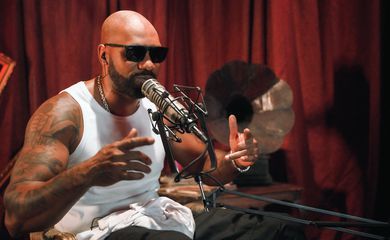Hip hop completa 50 anos: rapper diz que crítica social marca letras