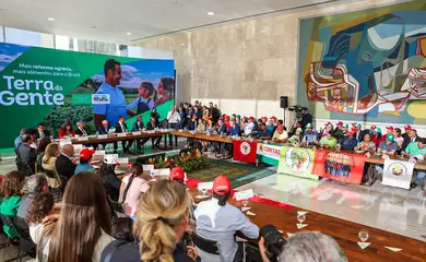 Governo anuncia plano para assentar 295 mil famílias até 2026