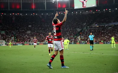 Brasileiro: Flamengo derrota Palmeiras e mantém vivo sonho por título