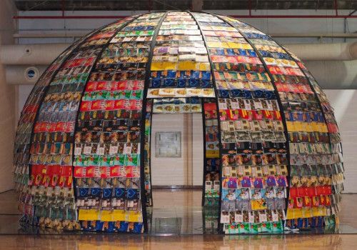 Bienal: Maloca instagramável é revestida por 2 mil revistas Graciliano