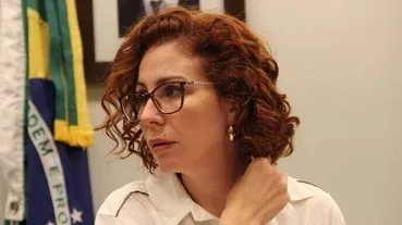 Zambelli diz passar mal e é atendida ao chegar em audiência de custódia na Itália