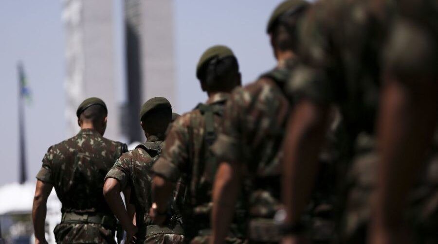 Por que a aposentadoria de militares ficou de fora da PEC dos gastos?