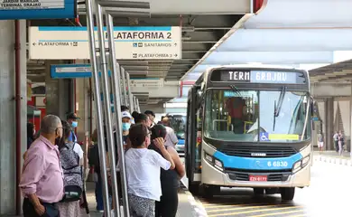 Setor de serviços recua 0,2% em janeiro, influenciado por transportes