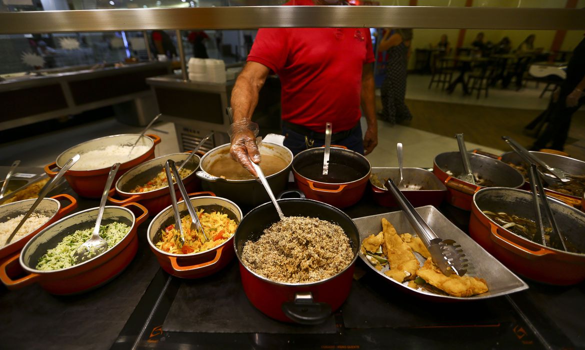 Almoço na rua subiu mais do que o salário mínimo em 5 anos, diz pequisa