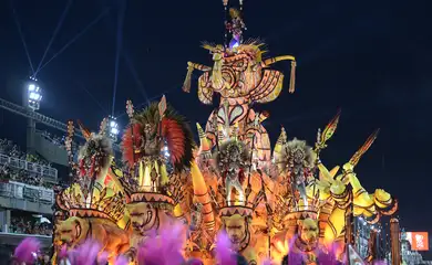 Água, fogo e fumaça marcam desfiles do 1º dia do grupo especial