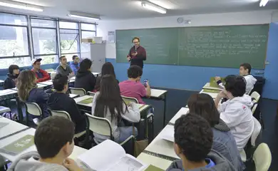 Câmara aprova proposta que proíbe escolas de recusar matrículas