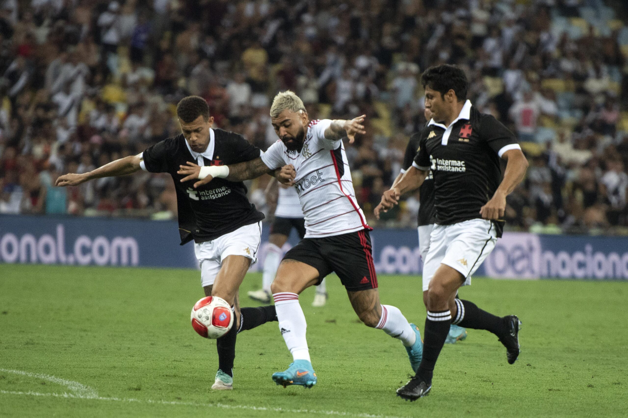 Gabigol perde pênalti, e Flamengo e Vasco empatam no Campeonato Carioca; veja resultado