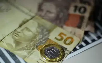 Taxa de juros elevada segura consumidores em inadimplência, diz CNC