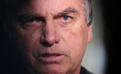 Redes sociais devem enviar postagens de Bolsonaro à PGR, decide Moraes
