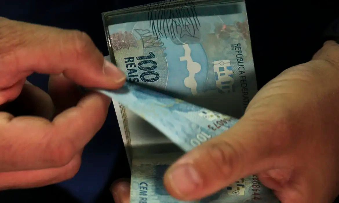 Com regra nova, salário mínimo em 2026 deve ser de R$ 1.636,40 e dar economia de R$ 5,5 bi